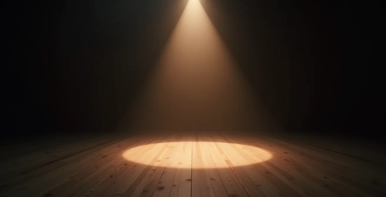 Vue large d'une scène épurée baignée dans une lumière douce créant une atmosphère intime